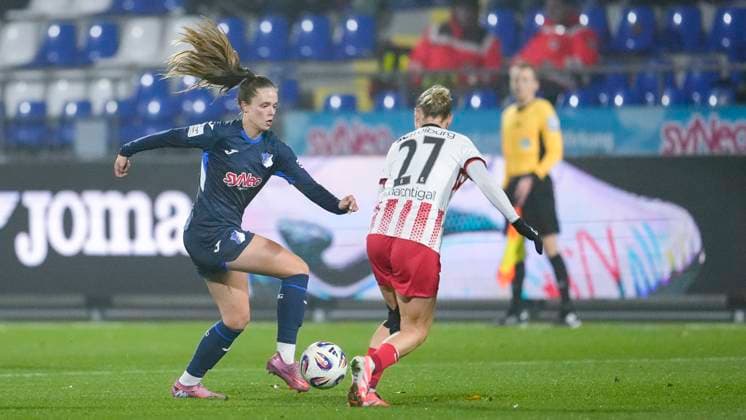 v li Valesca Ampoorter TSG, 18 , Sophie Nachtigall Freiburg, 27 , duel, duel, tackle, tackling, dynamics, action, action, 06 11 2025, Sinsheim Hoffenheim Germany , Football, Google Pixel Women Bundesliga, TSG 1899 Hoffenheim SC Freiburg, DFB DFL REGULATIONS PROHIBIT ANY USE OF PHOTOGRAPHS AS IMAGE SEQUENCES AND OR QUASI VIDEO xozx