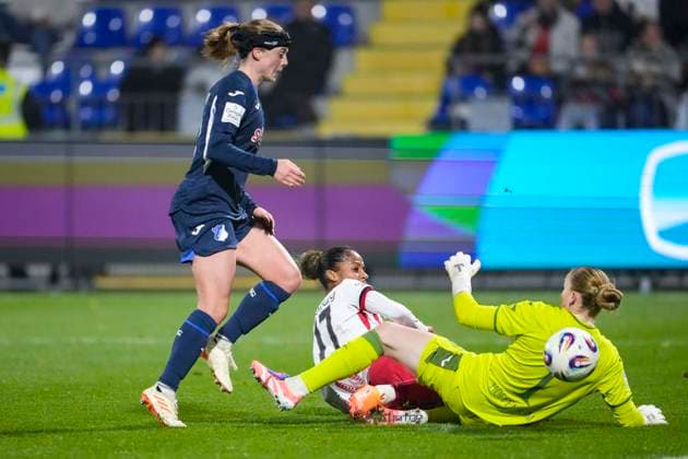 v li Wielle Douma Wianda Ellen Geertruida Douma, TSG, 13 , Aurelie Csillag Freiburg, 17 , Laura Johanna Dick Goalkeeper, Goalkeeper, TSG, 1 , duel, duel scene, duel, tackle, tackling, dynamics, action, action, in the penalty area, Penalty area scene, 06 11 2025, Sinsheim Hoffenheim Germany , Soccer, Google Pixel Women Bundesliga, TSG 1899 Hoffenheim SC Freiburg, DFB DFL REGULATIONS PROHIBIT ANY USE OF PHOTOGRAPHS AS IMAGE SEQUENCES AND OR QUASI VIDEO xozx