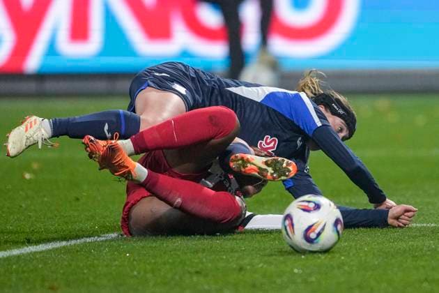 v li Wielle Douma Wianda Ellen Geertruida Douma, TSG, 13 , Aurelie Csillag Freiburg, 17 , duel, duel scene, duel, tackle, tackling, dynamics, action, action, in the penalty area, penalty area scene, 06 11 2025, Sinsheim Hoffenheim Germany , Soccer, Google Pixel Women Bundesliga, TSG 1899 Hoffenheim SC Freiburg, DFB DFL REGULATIONS PROHIBIT ANY USE OF PHOTOGRAPHS AS IMAGE SEQUENCES AND OR QUASI VIDEO xozx