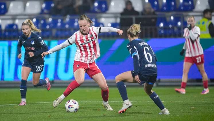 v li Janna Grimm TSG, 26 , Luca Birkholz Freiburg, 23 , Vanessa Diehm TSG, 6 , duel, duel scene, duel, tackle, tackling, dynamics, action, action, 06 11 2025, Sinsheim Hoffenheim Germany , Soccer, Google Pixel Women Bundesliga, TSG 1899 Hoffenheim SC Freiburg, DFB DFL REGULATIONS PROHIBIT ANY USE OF PHOTOGRAPHS AS IMAGE SEQUENCES AND OR QUASI VIDEO xozx