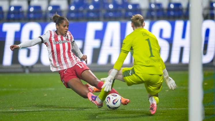 v li Aurelie Csillag Freiburg, 17 fails to Laura Johanna Dick Goalkeeper, Goalkeeper, TSG, 1 , duel, duel scene, duel, tackle, tackling, dynamics, action, action, in the penalty area, penalty area scene, 06 11 2025, Sinsheim Hoffenheim Germany , Soccer, Google Pixel Women Bundesliga, TSG 1899 Hoffenheim SC Freiburg, DFB DFL REGULATIONS PROHIBIT ANY USE OF PHOTOGRAPHS AS IMAGE SEQUENCES AND OR QUASI VIDEO xozx