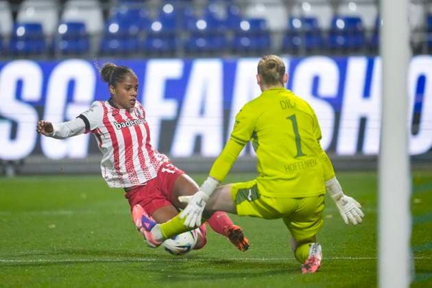v li Aurelie Csillag Freiburg, 17 fails to Laura Johanna Dick Goalkeeper, Goalkeeper, TSG, 1 , duel, duel scene, duel, tackle, tackling, dynamics, action, action, in the penalty area, penalty area scene, 06 11 2025, Sinsheim Hoffenheim Germany , Soccer, Google Pixel Women Bundesliga, TSG 1899 Hoffenheim SC Freiburg, DFB DFL REGULATIONS PROHIBIT ANY USE OF PHOTOGRAPHS AS IMAGE SEQUENCES AND OR QUASI VIDEO xozx