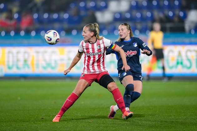 v li Lisa Karl Freiburg, 2 , Laura Gloning TSG, 20 , duel, duel scene, duel, tackle, tackling, dynamics, action, action, 06 11 2025, Sinsheim Hoffenheim Germany , Football, Google Pixel Women Bundesliga, TSG 1899 Hoffenheim SC Freiburg, DFB DFL REGULATIONS PROHIBIT ANY USE OF PHOTOGRAPHS AS IMAGE SEQUENCES AND OR QUASI VIDEO xozx