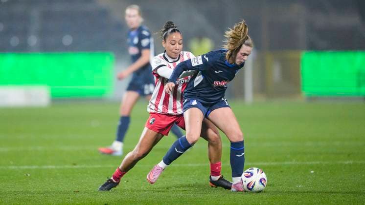 v li Nicole Ojukwu Freiburg, 6 , Valesca Ampoorter TSG, 18 , duel, duel, tackle, tackling, dynamics, action, action, 06 11 2025, Sinsheim Hoffenheim Germany , Football, Google Pixel Women Bundesliga, TSG 1899 Hoffenheim SC Freiburg, DFB DFL REGULATIONS PROHIBIT ANY USE OF PHOTOGRAPHS AS IMAGE SEQUENCES AND OR QUASI VIDEO xozx