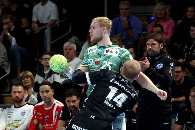 DEU, DHB Pokal, Fuechse Berlin vs Eisenach, 06 11 2025, Max Schmeling Halle, Berlin, DEU, DHB Pokal, Fuechse Berlin vs Eisenach, in the picture Matthes Langhoff Fuechse Berlin 25 , Peter Walz Eisenach 14 nordphotoxGmbHx xEngler nph00076