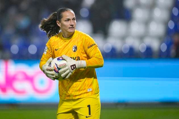 Laura Benkarth Goalkeeper, Goalkeeper, Freiburg, 1 , on the ball, Single image, Single photo, Action, Action, 06 11 2025, Sinsheim Hoffenheim Germany , Soccer, Google Pixel Women Bundesliga, TSG 1899 Hoffenheim SC Freiburg, DFB DFL REGULATIONS PROHIBIT ANY USE OF PHOTOGRAPHS AS IMAGE SEQUENCES AND OR QUASI VIDEO xozx