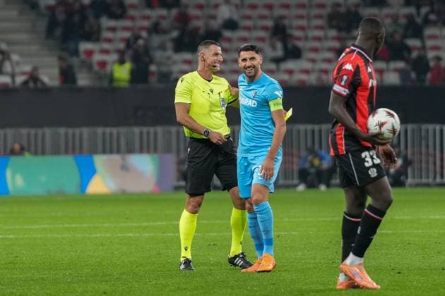 Luis Miguel Branco Godinho referee and Vincenzo Grifo SC Freiburg, 32 laugh , France, Football, UEFA Europa League, Matchday 4, League phase, 2025 2026, OGC Nice vs SC Freiburg, 06 11 2025, Allianz Riviera, Nice, France Nice Allianz Riviera Provence Alpes Côte d Azur, Cô France Copyright: xArnexAmbergx