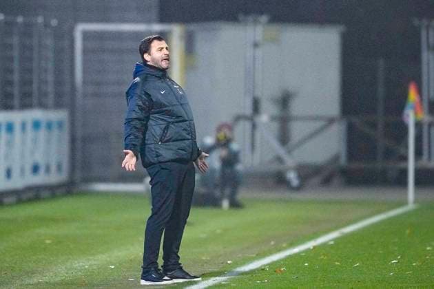 Edmond Kapllani Coach, Head Coach, SC Freiburg , gives instructions, gestures, gesticulates with arms, cropped, full body, single image, single photo, action, action, 06 11 2025, Sinsheim Hoffenheim Germany , Football, Google Pixel Women Bundesliga, TSG 1899 Hoffenheim SC Freiburg, DFB DFL REGULATIONS PROHIBIT ANY USE OF PHOTOGRAPHS AS IMAGE SEQUENCES AND OR QUASI VIDEO xozx