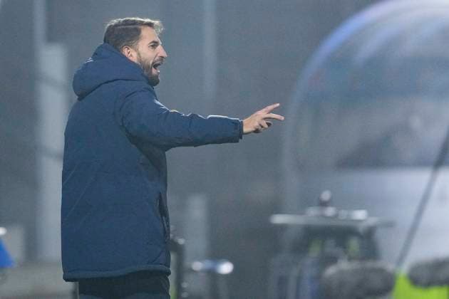 Theodoros Dedes coach, head coach, TSG , gives instructions, gestures, gesticulates with arms, single image, single photo, action, action, 06 11 2025, Sinsheim Hoffenheim Germany , Football, Google Pixel Women Bundesliga, TSG 1899 Hoffenheim SC Freiburg, DFB DFL REGULATIONS PROHIBIT ANY USE OF PHOTOGRAPHS AS IMAGE SEQUENCES AND OR QUASI VIDEO xozx