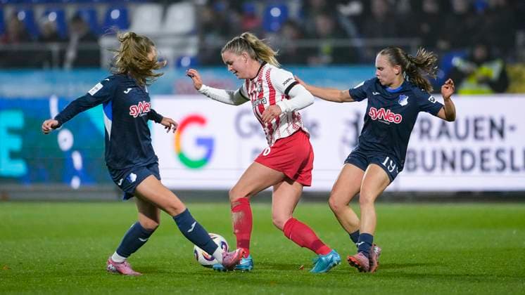 v li Valesca Ampoorter TSG, 18 , Greta Stegemann Freiburg, 16 , Marie Steiner TSG, 19 , duel, duel scene, duel, tackle, tackling, dynamics, action, action, 06 11 2025, Sinsheim Hoffenheim Germany , Football, Google Pixel Women Bundesliga, TSG 1899 Hoffenheim SC Freiburg, DFB DFL REGULATIONS PROHIBIT ANY USE OF PHOTOGRAPHS AS IMAGE SEQUENCES AND OR QUASI VIDEO xozx