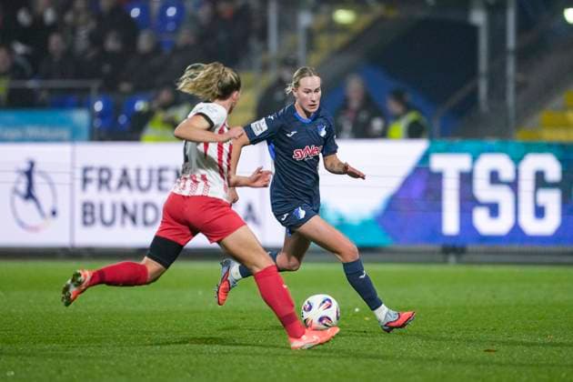 v li Lisa Karl Freiburg, 2 , Feli Delacauw TSG, 24 , duel, duel, tackle, tackling, dynamics, action, action, 06 11 2025, Sinsheim Hoffenheim Germany , Football, Google Pixel Women Bundesliga, TSG 1899 Hoffenheim SC Freiburg, DFB DFL REGULATIONS PROHIBIT ANY USE OF PHOTOGRAPHS AS IMAGE SEQUENCES AND OR QUASI VIDEO xozx