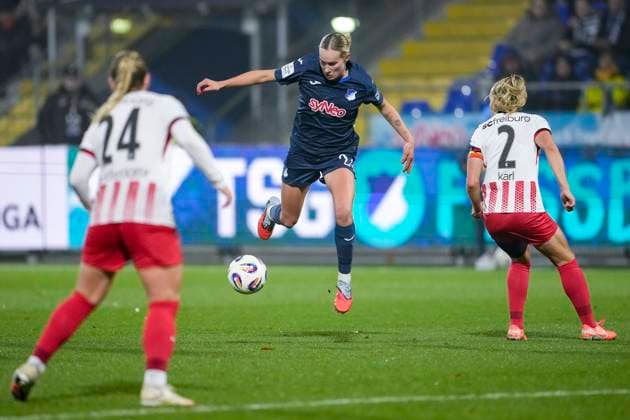 v li Ingibjörg Sigurdardottir Freiburg, 24 , Feli Delacauw TSG, 24 , Lisa Karl Freiburg, 2 , duel, duel scene, duel, tackle, tackling, dynamics, action, action, 06 11 2025, Sinsheim Hoffenheim Germany , Football, Google Pixel Women Bundesliga, TSG 1899 Hoffenheim SC Freiburg, DFB DFL REGULATIONS PROHIBIT ANY USE OF PHOTOGRAPHS AS IMAGE SEQUENCES AND OR QUASI VIDEO xozx