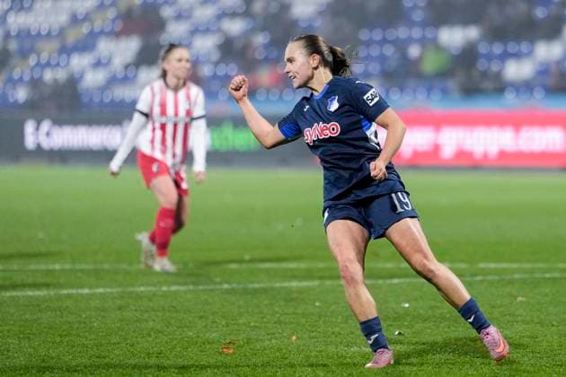 Goalscorer Marie Steiner TSG, 19 , cheers about the goal to 2 1, cheer, cheer, goal celebration, celebrate the goal, goal, celebration, cheers about the goal, rejoice, joy, rejoices, optimistic, positive, game scene, highlight, single image, Single Photo, Action, Action, 06 11 2025, Sinsheim Hoffenheim Germany , Soccer, Google Pixel Women Bundesliga, TSG 1899 Hoffenheim SC Freiburg, DFB DFL REGULATIONS PROHIBIT ANY USE OF PHOTOGRAPHS AS IMAGE SEQUENCES AND OR QUASI VIDEO xozx