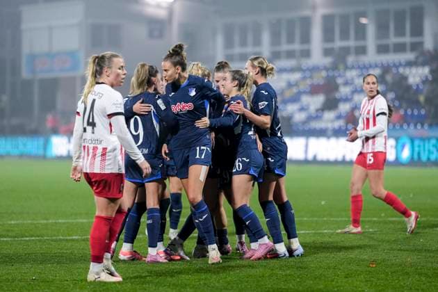 Players of TSG 1899 Hoffenheim, cheer about the goal to 2 1, jubilation, goal celebration, celebrate the goal, goal, celebration, cheers about the goal, rejoice, joy, rejoices, optimistic, positive, game scene, highlight, Action, Action, 06 11 2025, Sinsheim Hoffenheim Germany , Soccer, Google Pixel Women Bundesliga, TSG 1899 Hoffenheim SC Freiburg, DFB DFL REGULATIONS PROHIBIT ANY USE OF PHOTOGRAPHS AS IMAGE SEQUENCES AND OR QUASI VIDEO xozx