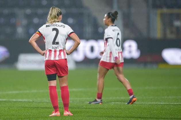 from left Lisa Karl Freiburg, 2 , Nicole Ojukwu Freiburg, 6 , players of SC Freiburg, looking disappointed, disappointment, frustration, disappointed, pessimistic, after conceding the goal to 2 1, action, action, game scene, 06 11 2025, Sinsheim Hoffenheim Germany , Soccer, Google Pixel Women Bundesliga, TSG 1899 Hoffenheim SC Freiburg, DFB DFL REGULATIONS PROHIBIT ANY USE OF PHOTOGRAPHS AS IMAGE SEQUENCES AND OR QUASI VIDEO xozx