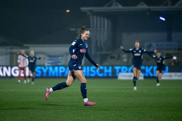 Valesca Ampoorter TSG Hoffenheim, 18 celebrates the goal for 1 0, GER, TSG 1899 Hoffenheim vs SC Freiburg, Football Google Pixel Frauen Bundesliga, 9 Spieltag, Saison 2025 2026, 06 11 2025 DFB regulations prohibit any use of photographs as image sequences and or quasi video GER, TSG 1899 Hoffenheim vs SC Freiburg, Football Google Pixel Frauen Bundesliga, 9 Spieltag, Saison 2025 2026, 06 11 2025 Hoffenheim Copyright: xEibner-Pressefoto Memmlerx EP_MMR