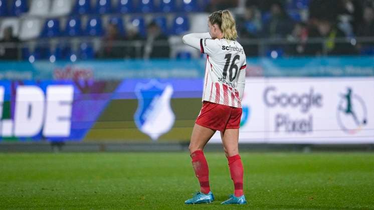 Greta Stegemann Freiburg, 16 , player from SC Freiburg, looking disappointed, disappointment, frustration, disappointed, pessimistic, after conceding the goal to 2 1, action, action scene, 06 11 2025, Sinsheim Hoffenheim Germany , Football, Google Pixel Women Bundesliga, TSG 1899 Hoffenheim SC Freiburg, DFB DFL REGULATIONS PROHIBIT ANY USE OF PHOTOGRAPHS AS IMAGE SEQUENCES AND OR QUASI VIDEO xozx