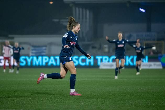 Valesca Ampoorter TSG Hoffenheim, 18 celebrates the goal for 1 0, GER, TSG 1899 Hoffenheim vs SC Freiburg, Football Google Pixel Frauen Bundesliga, 9 Spieltag, Saison 2025 2026, 06 11 2025 DFB regulations prohibit any use of photographs as image sequences and or quasi video GER, TSG 1899 Hoffenheim vs SC Freiburg, Football Google Pixel Frauen Bundesliga, 9 Spieltag, Saison 2025 2026, 06 11 2025 Hoffenheim Copyright: xEibner-Pressefoto Memmlerx EP_MMR