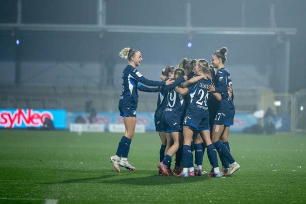 Vanessa Diehm TSG Hoffenheim, 06 , Valesca Ampoorter TSG Hoffenheim, 18 , Marie Steiner TSG Hoffenheim, 19 , Feli Delacauw TSG Hoffenheim, 24 , Franziska Harsch TSG Hoffenheim, 17 celebrate the goal for 1 0, GER, TSG 1899 Hoffenheim vs SC Freiburg, Football Google Pixel Women Bundesliga, 9 Spieltag, Saison 2025 2026, 06 11 2025 DFB regulations prohibit any use of photographs as image sequences and or quasi video GER, TSG 1899 Hoffenheim vs SC Freiburg, Fußball Google Pixel Frauen Bundesliga, 9 Spieltag, Saison 2025 2026, 06 11 2025 Hoffenheim Copyright: xEibner-Pressefoto Memmlerx EP_MMR