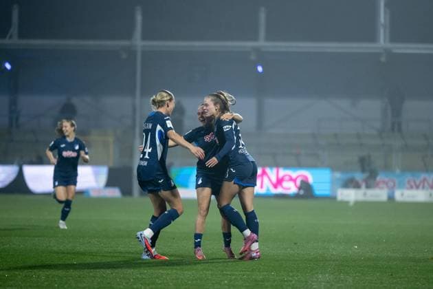 Valesca Ampoorter TSG Hoffenheim, 18 , Marie Steiner TSG Hoffenheim, 19 , Feli Delacauw TSG Hoffenheim, 24 celebrate the goal for 1 0, GER, TSG 1899 Hoffenheim vs SC Freiburg, Football Google Pixel Womens Bundesliga, 9 Matchday, Saison 2025 2026, 06 11 2025 DFB regulations prohibit any use of photographs as image sequences and or quasi video GER, TSG 1899 Hoffenheim vs SC Freiburg, Fußball Google Pixel Frauen Bundesliga, 9 Spieltag, Saison 2025 2026, 06 11 2025 Hoffenheim Copyright: xEibner-Pressefoto Memmlerx EP_MMR