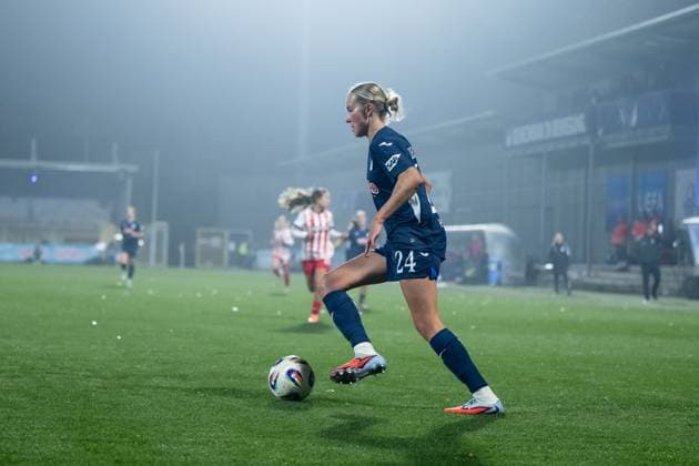 Feli Delacauw TSG Hoffenheim, 24 on the ball, GER, TSG 1899 Hoffenheim vs SC Freiburg, Football Google Pixel Frauen Bundesliga, 9 Spieltag, Saison 2025 2026, 06 11 2025 DFB regulations prohibit any use of photographs as image sequences and or quasi video GER, TSG 1899 Hoffenheim vs SC Freiburg, Football Google Pixel Frauen Bundesliga, 9 Spieltag, Saison 2025 2026, 06 11 2025 Hoffenheim Copyright: xEibner-Pressefoto Memmlerx EP_MMR