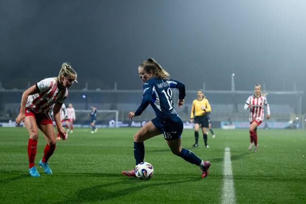 Valesca Ampoorter TSG Hoffenheim, 18 in duel with Greta Stegemann SC Freiburg, 16 , GER, TSG 1899 Hoffenheim vs SC Freiburg, Football Google Pixel Women Bundesliga, 9 Matchday, Season 2025 2026, 06 11 2025 DFB regulations prohibit any use of photographs as image sequences and or quasi video GER, TSG 1899 Hoffenheim vs SC Freiburg, Football Google Pixel Women Bundesliga, 9 Matchday, Season 2025 2026, 06 11 2025 Hoffenheim Copyright: xEibner-Pressefoto Memmlerx EP_MMR