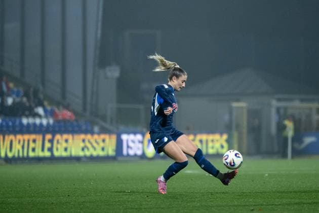 Janna Grimm TSG Hoffenheim, 26 on the ball, GER, TSG 1899 Hoffenheim vs SC Freiburg, Football Google Pixel Frauen Bundesliga, 9 Spieltag, Saison 2025 2026, 06 11 2025 DFB regulations prohibit any use of photographs as image sequences and or quasi video GER, TSG 1899 Hoffenheim vs SC Freiburg, Football Google Pixel Frauen Bundesliga, 9 Spieltag, Saison 2025 2026, 06 11 2025 Hoffenheim Copyright: xEibner-Pressefoto Memmlerx EP_MMR