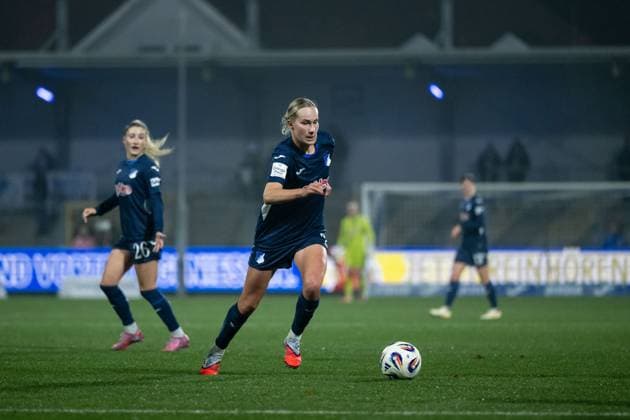 Feli Delacauw TSG Hoffenheim, 24 on the ball, GER, TSG 1899 Hoffenheim vs SC Freiburg, Football Google Pixel Frauen Bundesliga, 9 Spieltag, Saison 2025 2026, 06 11 2025 DFB regulations prohibit any use of photographs as image sequences and or quasi video GER, TSG 1899 Hoffenheim vs SC Freiburg, Football Google Pixel Frauen Bundesliga, 9 Spieltag, Saison 2025 2026, 06 11 2025 Hoffenheim Copyright: xEibner-Pressefoto Memmlerx EP_MMR