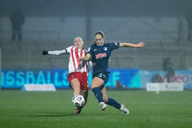 Jamilla Rankin TSG Hoffenheim, 05 in duel with Sophie Nachtigall SC Freiburg, 27 , GER, TSG 1899 Hoffenheim vs SC Freiburg, Football Google Pixel Frauen Bundesliga, 9 Spieltag, Saison 2025 2026, 06 11 2025 DFB regulations prohibit any use of photographs as image sequences and or quasi video GER, TSG 1899 Hoffenheim vs SC Freiburg, Football Google Pixel Frauen Bundesliga, 9 Spieltag, Saison 2025 2026, 06 11 2025 Hoffenheim Copyright: xEibner-Pressefoto Memmlerx EP_MMR