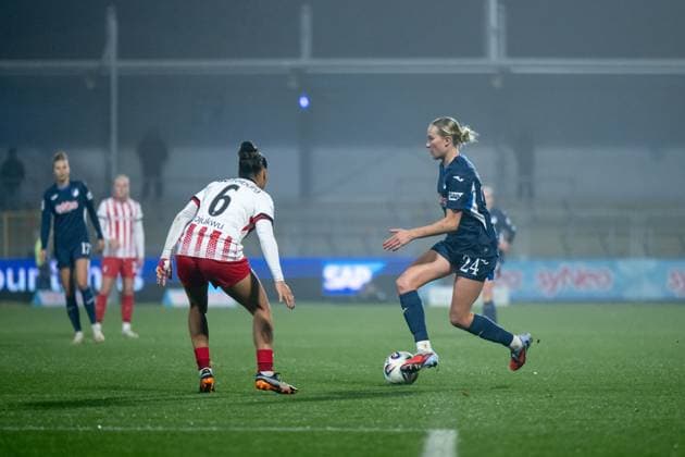 Feli Delacauw TSG Hoffenheim, 24 on the ball, in front Nicole Ojukwu SC Freiburg, 06 , GER, TSG 1899 Hoffenheim vs SC Freiburg, Football Google Pixel Frauen Bundesliga, 9 Spieltag, Saison 2025 2026, 06 11 2025 DFB regulations prohibit any use of photographs as image sequences and or quasi video GER, TSG 1899 Hoffenheim vs SC Freiburg, Football Google Pixel Frauen Bundesliga, 9 Spieltag, Saison 2025 2026, 06 11 2025 Hoffenheim Copyright: xEibner-Pressefoto Memmlerx EP_MMR