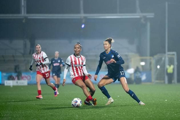 Franziska Harsch TSG Hoffenheim, 17 in duel with Nicole Ojukwu SC Freiburg, 06 , GER, TSG 1899 Hoffenheim vs SC Freiburg, Football Google Pixel Frauen Bundesliga, 9 Spieltag, Saison 2025 2026, 06 11 2025 DFB regulations prohibit any use of photographs as image sequences and or quasi video GER, TSG 1899 Hoffenheim vs SC Freiburg, Football Google Pixel Frauen Bundesliga, 9 Spieltag, Saison 2025 2026, 06 11 2025 Hoffenheim Copyright: xEibner-Pressefoto Memmlerx EP_MMR