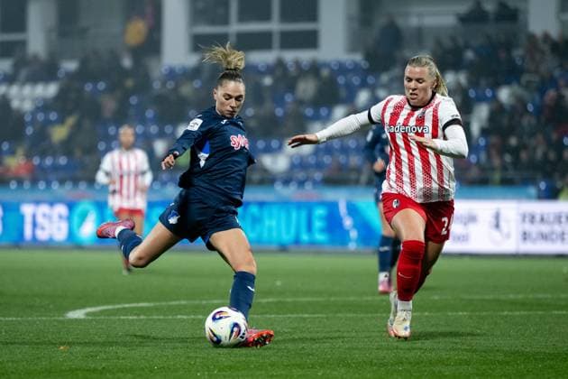 Jill Janssens TSG Hoffenheim, 09 in duel with Ingibjoerg Sigurdardottir SC Freiburg, 24 , GER, TSG 1899 Hoffenheim vs SC Freiburg, Football Google Pixel Frauen Bundesliga, 9 Spieltag, Saison 2025 2026, 06 11 2025 DFB regulations prohibit any use of photographs as image sequences and or quasi video GER, TSG 1899 Hoffenheim vs SC Freiburg, Football Google Pixel Frauen Bundesliga, 9 Spieltag, Saison 2025 2026, 06 11 2025 Hoffenheim Copyright: xEibner-Pressefoto Memmlerx EP_MMR