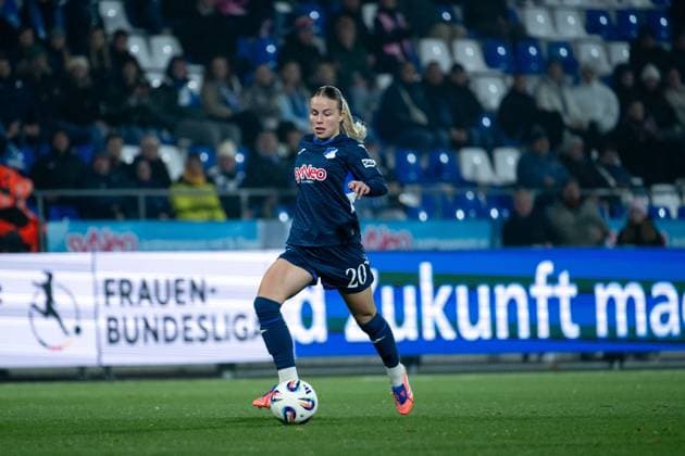 Laura Gloning TSG Hoffenheim, 20 on the ball, GER, TSG 1899 Hoffenheim vs SC Freiburg, Football Google Pixel Frauen Bundesliga, 9 Spieltag, Saison 2025 2026, 06 11 2025 DFB regulations prohibit any use of photographs as image sequences and or quasi video GER, TSG 1899 Hoffenheim vs SC Freiburg, Football Google Pixel Frauen Bundesliga, 9 Spieltag, Saison 2025 2026, 06 11 2025 Hoffenheim Copyright: xEibner-Pressefoto Memmlerx EP_MMR