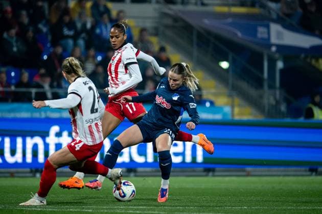 Laura Gloning TSG Hoffenheim, 20 in duel with Aurelie Csillag SC Freiburg, 17 , Lisa Karl SC Freiburg, 02 , GER, TSG 1899 Hoffenheim vs SC Freiburg, Football Google Pixel Frauen Bundesliga, 9 Spieltag, Saison 2025 2026, 06 11 2025 DFB regulations prohibit any use of photographs as image sequences and or quasi video GER, TSG 1899 Hoffenheim vs SC Freiburg, Football Google Pixel Frauen Bundesliga, 9 Spieltag, Saison 2025 2026, 06 11 2025 Hoffenheim Copyright: xEibner-Pressefoto Memmlerx EP_MMR