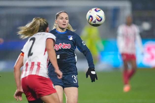 v li Lisa Karl Freiburg, 2 , Nadine Bitzer TSG, 30 , duel, duel, tackle, tackling, dynamics, action, action, 06 11 2025, Sinsheim Hoffenheim Germany , Football, Google Pixel Women Bundesliga, TSG 1899 Hoffenheim SC Freiburg, DFB DFL REGULATIONS PROHIBIT ANY USE OF PHOTOGRAPHS AS IMAGE SEQUENCES AND OR QUASI VIDEO xozx
