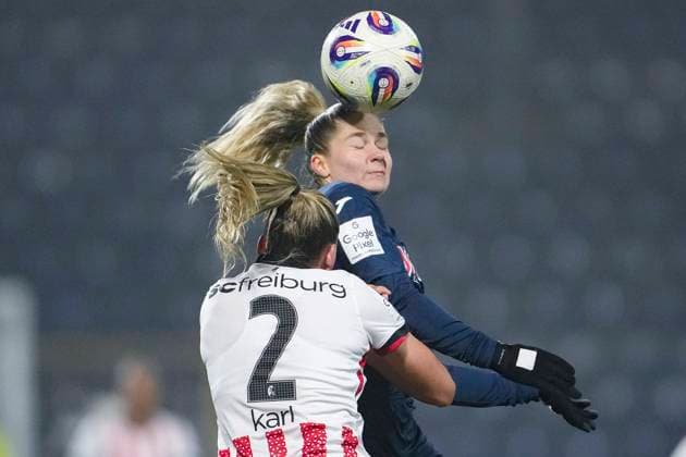 v li Lisa Karl Freiburg, 2 , Nadine Bitzer TSG, 30 , at header, header duel, game scene, duel in the air, action, action, 06 11 2025, Sinsheim Hoffenheim Germany , football, Google Pixel Women Bundesliga, TSG 1899 Hoffenheim SC Freiburg, DFB DFL REGULATIONS PROHIBIT ANY USE OF PHOTOGRAPHS AS IMAGE SEQUENCES AND OR QUASI VIDEO xozx
