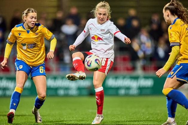 06 11 2025, GER, Womens Soccer, BL, 2025 2026, RB Leipzig FC Carl Zeiss Jena Luca Graf 26, RB Leipzig , free position, action, with ball, takes ball to Leipzig training center of the Red Bull Saxony Germany