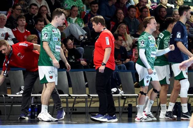 DEU, DHB Pokal, Fuechse Berlin vs Eisenach, 06 11 2025, Max Schmeling Halle, Berlin, DEU, DHB Pokal, Fuechse Berlin vs Eisenach, in the picture head coach Nicolej Krickau Fuechse Berlin , Hakun West av Teigum Fuechse Berlin 34 , 15 nordphotoxGmbHx xEngler nph00076