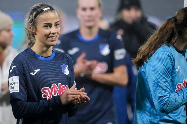 Christina Alp TSG, 39 , TSG 1899 Hoffenheim players, cheering after the final whistle, joy of victory, winner, winners, cheers, cheering, cheerful, positive, happy, rejoicing, optimistic, highlight, action, Action, 06 11 2025, Sinsheim Hoffenheim Germany , Soccer, Google Pixel Women Bundesliga, TSG 1899 Hoffenheim SC Freiburg, DFB DFL REGULATIONS PROHIBIT ANY USE OF PHOTOGRAPHS AS IMAGE SEQUENCES AND OR QUASI VIDEO xozx