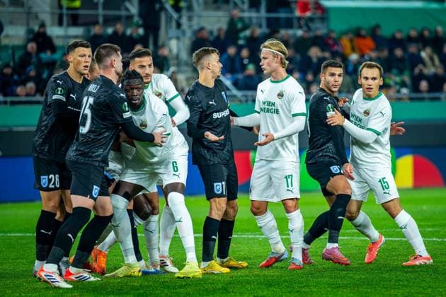 SOCCER - UEFA ECL, Rapid vs Craiova VIENNA,AUSTRIA,06.NOV.25 - SOCCER - UEFA Conference League, SK Rapid Wien vs CS Universitatea Craiova. Image shows traffic in front of the net during a corner including Adrian Rus, Juraj Badelj (Craiova), Serge Philippe Raux Yao, Ercan Kara (Rapid), Nicusor Bancu (Craiova), Tobias Gulliksen (Rapid), Samuel Teles (Craiova) and Nikolaus Wurmbrand (Rapid). GEPAxpictures xKevinxHackner