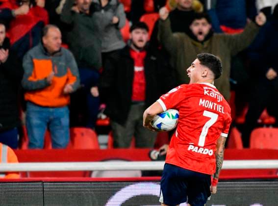 Futbol, Independiente vs Universidad de Chile. Octavos de final, Copa Sudamericana 2025. El jugador de Independiente Santiago Montiel, izquierda, celebra su gol durante el partido de vuelta de los octavos de final de la Copa Sudamericana contra Universidad de Chile disputado en el estadio Libertadores de America de Buenos Aires, Argentina. 20 08 2025 Fotobaires Photosport Football, Independiente vs Universidad de Chile. Round of 16, 2025 Copa Sudamericana Championship. Independiente player Santiago Montiel, left, celebrates his goal during a round of 16, second leg match of the Copa Sudamericana Championship against Universidad de Chile at the Libertadores de America stadium in Buenos Aires, Argentina. 20 08 2025 Fotobaires Photosport Independiente vs Universidad de Chile, Copa Sudamericana 2025