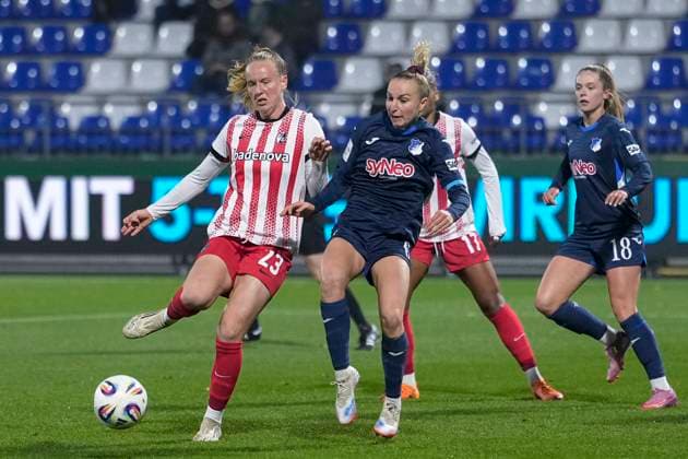 v li Luca Birkholz Freiburg, 23 , Vanessa Diehm TSG, 6 , duel, duel, tackle, tackling, dynamics, action, action, 06 11 2025, Sinsheim Hoffenheim Germany , Football, Google Pixel Women Bundesliga, TSG 1899 Hoffenheim SC Freiburg, DFB DFL REGULATIONS PROHIBIT ANY USE OF PHOTOGRAPHS AS IMAGE SEQUENCES AND OR QUASI VIDEO xozx