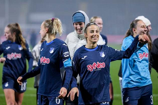 v li Vanessa Diehm TSG, 6 , Christina Alp TSG, 39 , Leni Wileschek TSG, 35 , TSG 1899 Hoffenheim players, cheering after the final whistle, joy about the victory, winner, winners, cheers, cheer, cheerful, positive, rejoice, rejoice, optimistic, Highlight, Action, Action, 06 11 2025, Sinsheim Hoffenheim Germany , Soccer, Google Pixel Women Bundesliga, TSG 1899 Hoffenheim SC Freiburg, DFB DFL REGULATES PROHIBIT ANY USE OF PHOTOGRAPHS AS IMAGE SEQUENCES AND OR QUASI VIDEO xozx
