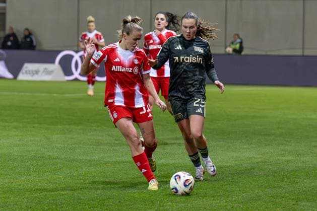 Fight for the ball duel between Georgia Stanway FC Bayern Muenchen Frauen, 31 and Ida Heikkinen 1 FC Union Berlin, 25 GER, FC Bayern Muenchen Frauen vs 1 FC Union Berlin, Soccer, Google Pixel Womens Bundesliga, Matchday 10, Season 2025 2026, 07 11 2025 DFL DFB REGULATIONS PROHIBIT ANY USE OF PHOTOGRAPHS as IMAGE SEQUENCES and or QUASI VIDEO GER, FC Bayern Muenchen Frauen vs 1 FC Union Berlin, Football, Google Pixel Frauen Bundesliga, 10 Spieltag, Saison 2025 2026, 07 11 2025 Muenchen Copyright: xEibner-Pressefoto HeikexFeinerx EP_HFR