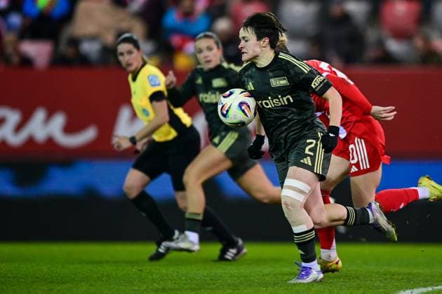 v li Tomke Schneider Union Berlin, 2 Franziska KETT FC Bayern Muenchen, FCB, 20 in duel, duel, tackle, dynamic, action, action, 07 11 2025, Munich Germany , Football, Google Pixel Women Bundesliga, FC Bayern München 1 FC Union Berlin, DFB DFL REGULATIONS PROHIBIT ANY USE OF PHOTOGRAPHS AS IMAGE SEQUENCES AND OR QUASI VIDEO xslx