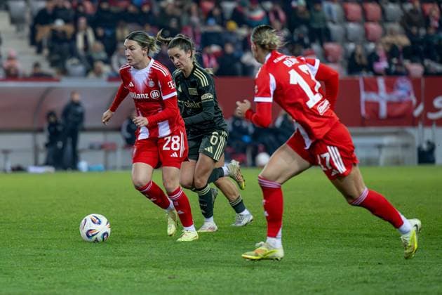 Barbara Dunst FC Bayern Muenchen Frauen, 28 before Celine Frank 1 FC Union Berlin, 06 GER, FC Bayern Muenchen Frauen vs 1 FC Union Berlin, Football, Google Pixel Frauen Bundesliga, 10 Matchday, Season 2025 2026, 07 11 2025 DFL DFB REGULATIONS PROHIBIT ANY USE OF PHOTOGRAPHS as IMAGE SEQUENCES and or QUASI VIDEO GER, FC Bayern Muenchen Frauen vs 1 FC Union Berlin, Football, Google Pixel Frauen Bundesliga, 10 Spieltag, Saison 2025 2026, 07 11 2025 Muenchen Copyright: xEibner-Pressefoto HeikexFeinerx EP_HFR