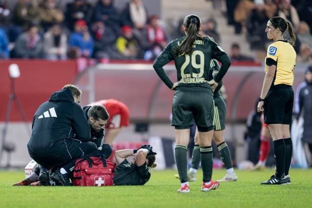 Dina Orschmann 1 FC Union Berlin, 11 must be treated, right Naemi Breier Referee GER, FC Bayern Muenchen Frauen vs 1 FC Union Berlin, Football, Google Pixel Womens Bundesliga, Matchday 10, Season 2025 2026, 07 11 2025 DFL DFB REGULATIONS PROHIBIT ANY USE OF PHOTOGRAPHS as IMAGE SEQUENCES and or QUASI VIDEO GER, FC Bayern Muenchen Frauen vs 1 FC Union Berlin, Football, Google Pixel Frauen Bundesliga, 10 Spieltag, Saison 2025 2026, 07 11 2025 Muenchen Copyright: xEibner-Pressefoto HeikexFeinerx EP_HFR