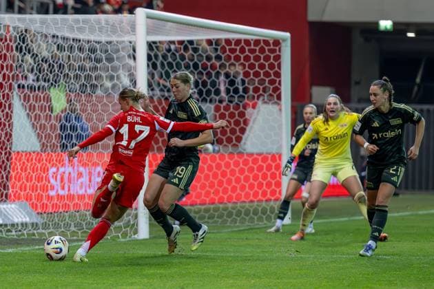 Samantha Steuerwald 1 FC Union Berlin, 19 defends against Klara Buehl FC Bayern Muenchen Frauen, 17 in front of goal from Nadine Boehi goalkeeper, 1 FC Union Berlin, 28 GER, FC Bayern Muenchen Frauen vs 1 FC Union Berlin, Football, Google Pixel Frauen Bundesliga, 10 Matchday, Season 2025 2026, 07 11 2025 DFL DFB REGULATIONS PROHIBIT ANY USE OF PHOTOGRAPHS as IMAGE SEQUENCES and or QUASI VIDEO GER, FC Bayern Muenchen Frauen vs 1 FC Union Berlin, Football, Google Pixel Frauen Bundesliga, 10 Matchday, Season 2025 2026, 07 11 2025 Muenchen Copyright: xEibner-Pressefoto HeikexFeinerx EP_HFR