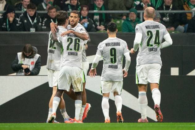 Goal for 0 1 Mattias Svanberg VfL Wolfsburg, 32 cheers with Sael Kumbedi VfL Wolfsburg, 26 , Moritz Jenz VfL Wolfsburg, 15 , Mohamed Amoura VfL Wolfsburg, 09 , Christian Eriksen VfL Wolfsburg, 24 , GER, SV Werder Bremen vs VfL Wolfsburg, Football, Bundesliga, Matchday 10, Season 2025 2026, 07 11 2025 DFL REGULATIONS PROHIBIT ANY USE OF PHOTOGRAPHS AS IMAGE SEQUENCES AND OR QUASI VIDEO GER, SV Werder Bremen vs VfL Wolfsburg, Football, Bundesliga, Matchday 10, Season 2025 2026, 07 11 2025 Bremen Copyright: xEibner-Pressefoto MaxxVincenx EP_MVN