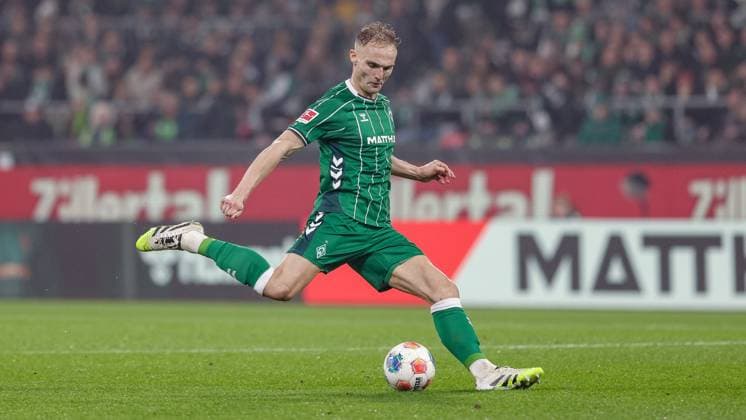 Amos Pieper SV Werder Bremen, 5 on the ball, cropped image, single image, full body, action, action, match scene, THE DFL GUIDELINES PROHIBIT ANY USE OF PHOTOGRAPHS AS IMAGE SEQUENCES AND OR QUASI VIDEO DFL REGULATIONS PROHIBIT ANY USE OF PHOTOGRAPHS AS IMAGE SEQUENCES AND OR QUASI VIDEO , 07 11 2025, Bremen Germany , Football, Bundesliga, SV Werder Bremen VfL Wolfsburg xobx